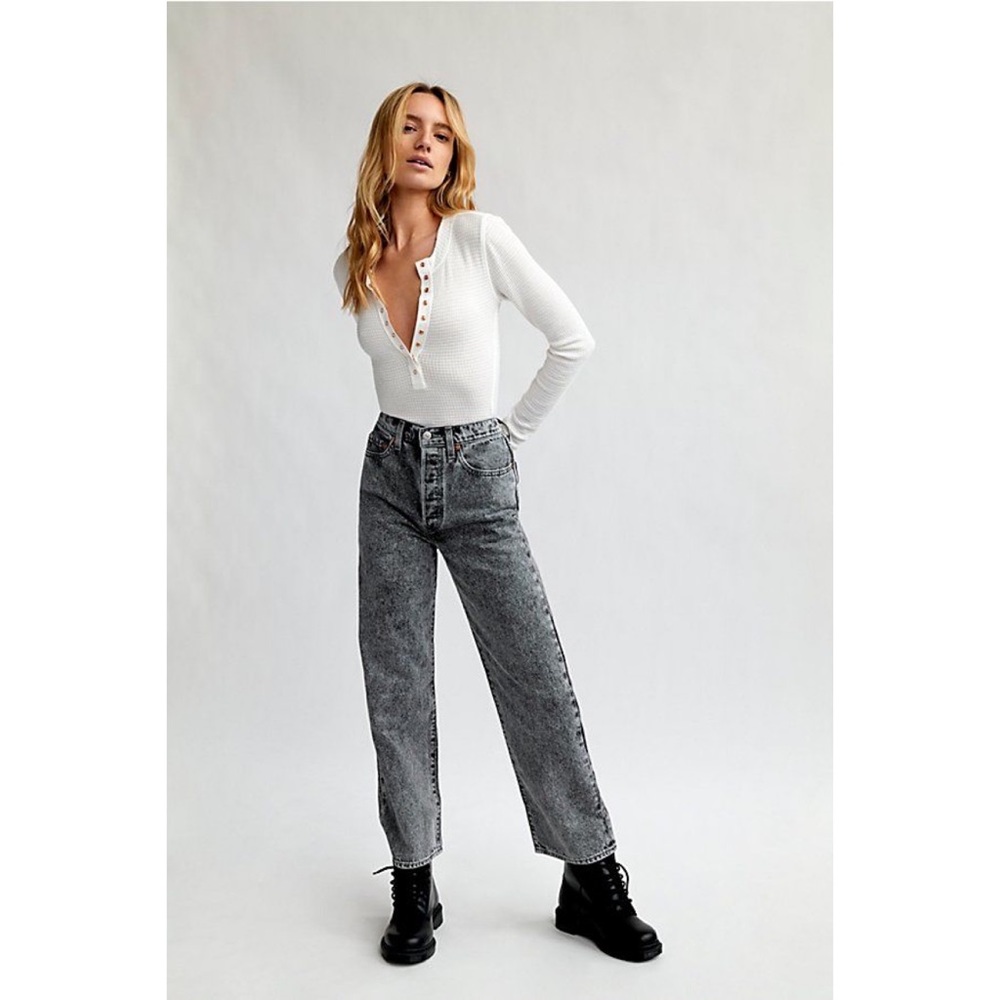 Levi's Ribcage Straight Ankle Jeans - Picture 8 of 9